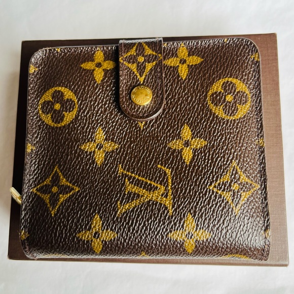 𝐀𝐔𝐓𝐇𝐄𝐍𝐓𝐈𝐂 𝐋𝐎𝐔𝐈𝐒 𝐕𝐔𝐈𝐓𝐓𝐎𝐍 𝐂𝐨𝐦𝐩𝐚𝐜𝐭 𝐖𝐚𝐥𝐥𝐞𝐭 - Picture 2 of 16